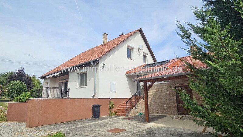 14 km vom Balaton entfernt, mehrgenerationenfähiges Einfamilienhaus in ausgezeichnetem Zustand zu verkaufen