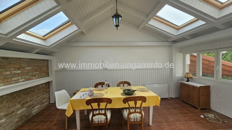 14 km vom Balaton entfernt, mehrgenerationenfähiges Einfamilienhaus in ausgezeichnetem Zustand zu verkaufen