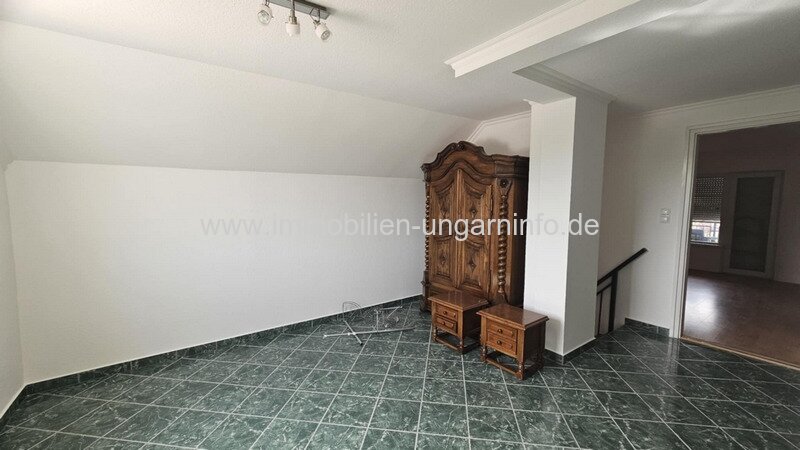 14 km vom Balaton entfernt, mehrgenerationenfähiges Einfamilienhaus in ausgezeichnetem Zustand zu verkaufen