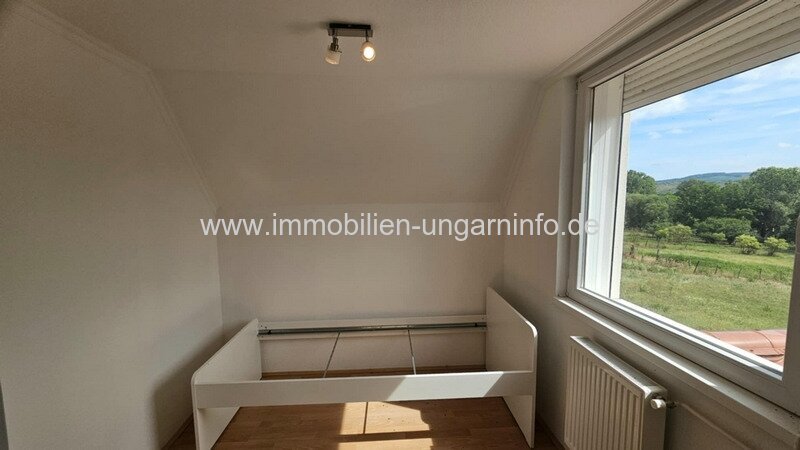 14 km vom Balaton entfernt, mehrgenerationenfähiges Einfamilienhaus in ausgezeichnetem Zustand zu verkaufen