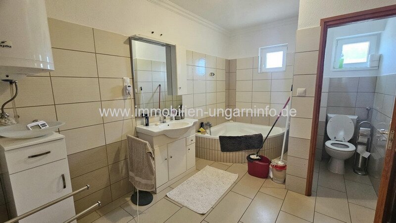 14 km vom Balaton entfernt, mehrgenerationenfähiges Einfamilienhaus in ausgezeichnetem Zustand zu verkaufen