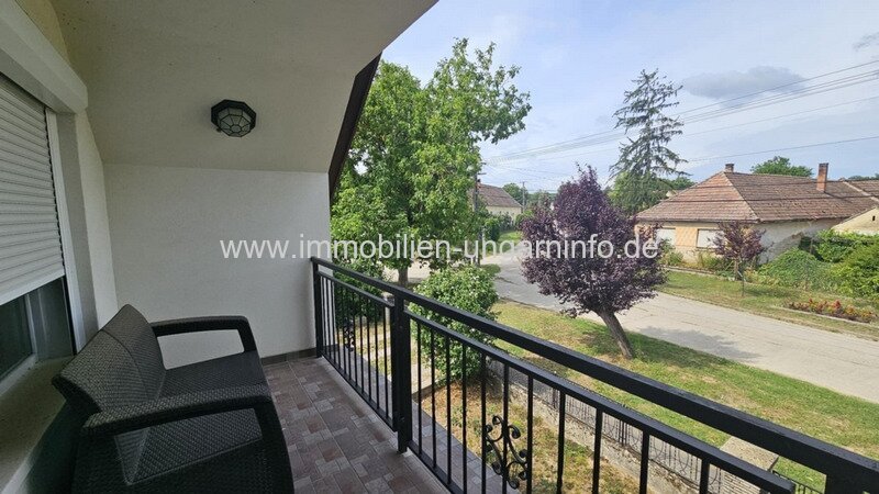 14 km vom Balaton entfernt, mehrgenerationenfähiges Einfamilienhaus in ausgezeichnetem Zustand zu verkaufen