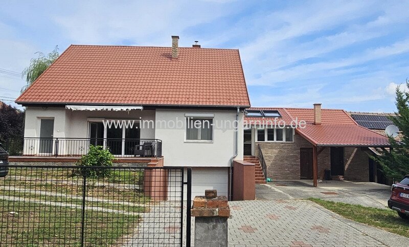 14 km vom Balaton entfernt, mehrgenerationenfähiges Einfamilienhaus in ausgezeichnetem Zustand zu verkaufen