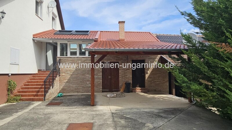 14 km vom Balaton entfernt, mehrgenerationenfähiges Einfamilienhaus in ausgezeichnetem Zustand zu verkaufen