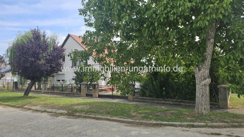 14 km vom Balaton entfernt, mehrgenerationenfähiges Einfamilienhaus in ausgezeichnetem Zustand zu verkaufen