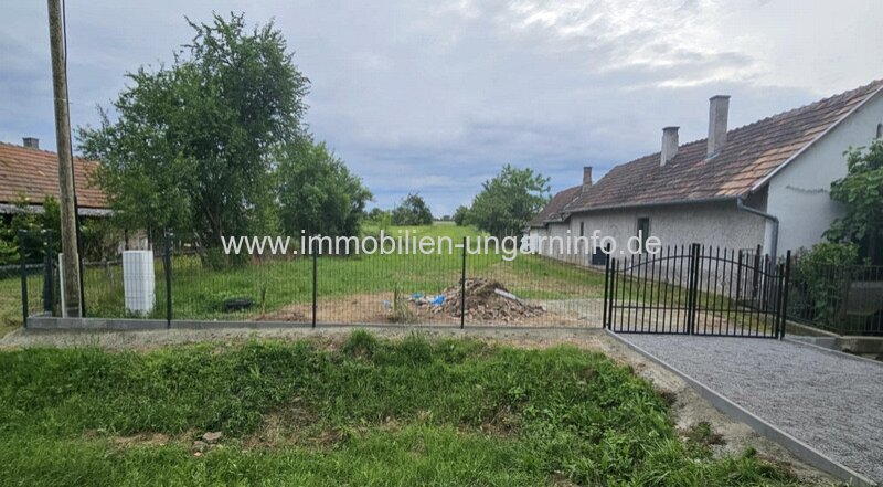 Baugrundstück mit öffentlichen Versorgungseinrichtungen in der Nähe des Plattensees