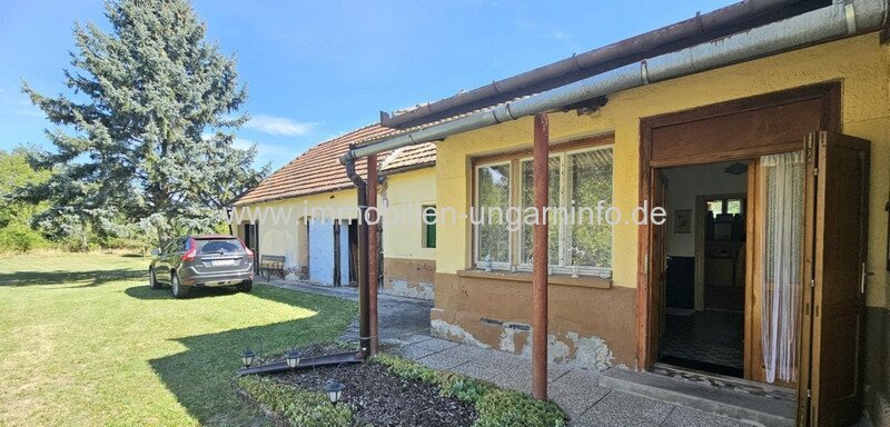 In der Weinregion Somló (Komitat Veszprém) stehen 2 Häuser zum Preis von einem zum Verkauf.