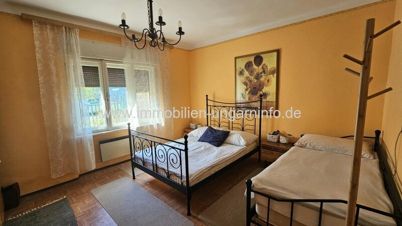 In der Weinregion Somló (Komitat Veszprém) stehen 2 Häuser zum Preis von einem zum Verkauf.