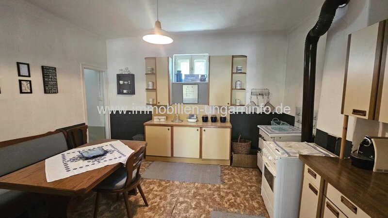 In der Weinregion Somló (Komitat Veszprém) stehen 2 Häuser zum Preis von einem zum Verkauf.