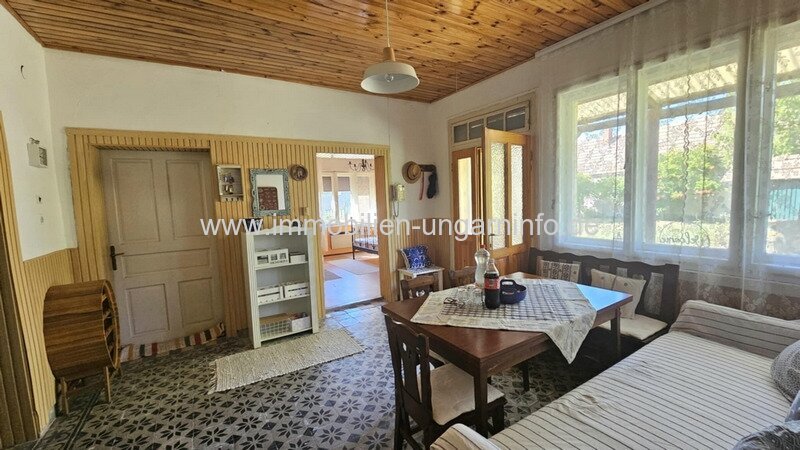 In der Weinregion Somló (Komitat Veszprém) stehen 2 Häuser zum Preis von einem zum Verkauf.