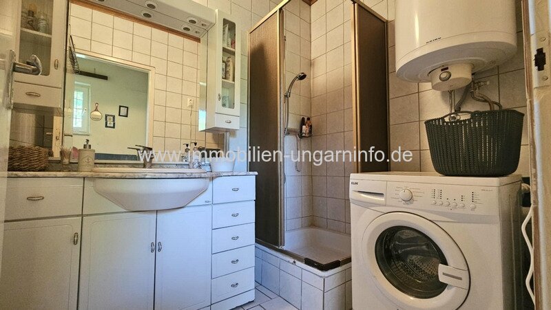 In der Weinregion Somló (Komitat Veszprém) stehen 2 Häuser zum Preis von einem zum Verkauf.