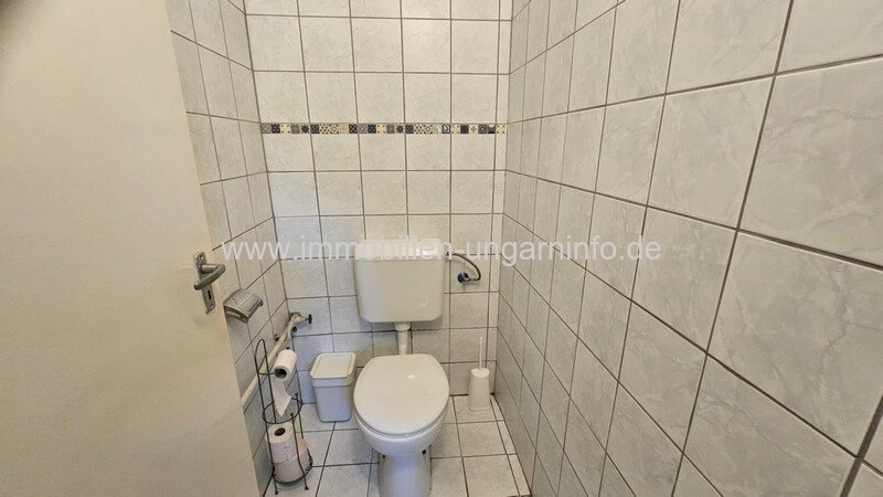 In der Weinregion Somló (Komitat Veszprém) stehen 2 Häuser zum Preis von einem zum Verkauf.