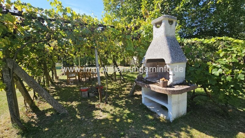 In der Weinregion Somló (Komitat Veszprém) stehen 2 Häuser zum Preis von einem zum Verkauf.