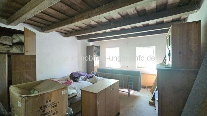 In der Weinregion Somló (Komitat Veszprém) stehen 2 Häuser zum Preis von einem zum Verkauf.