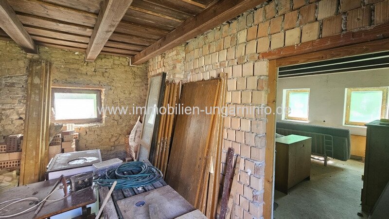 In der Weinregion Somló (Komitat Veszprém) stehen 2 Häuser zum Preis von einem zum Verkauf.