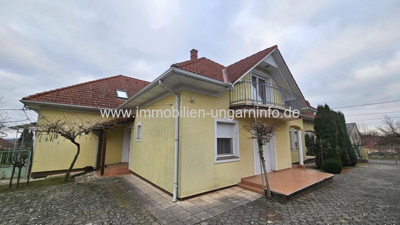 In Zalakaros (Thermalstadt), Einfamilienhaus mit 4 Wohnungen zu verkaufen