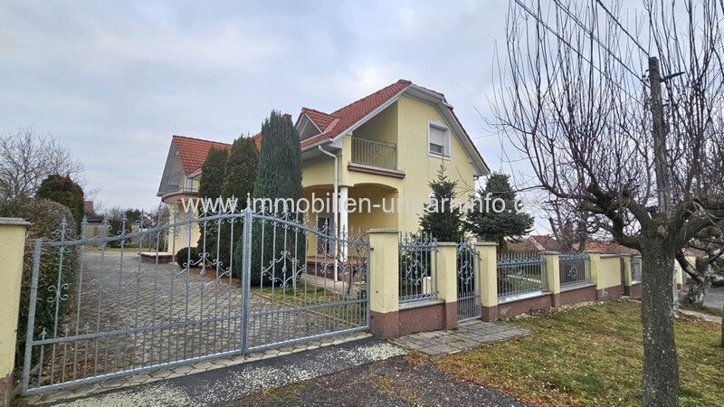 In Zalakaros (Thermalstadt), Einfamilienhaus mit 4 Wohnungen zu verkaufen