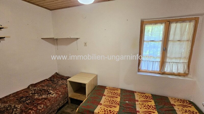 Strandnahes Ferienhaus mit Strohdach in Balatonmáriafürdő zu verkaufen