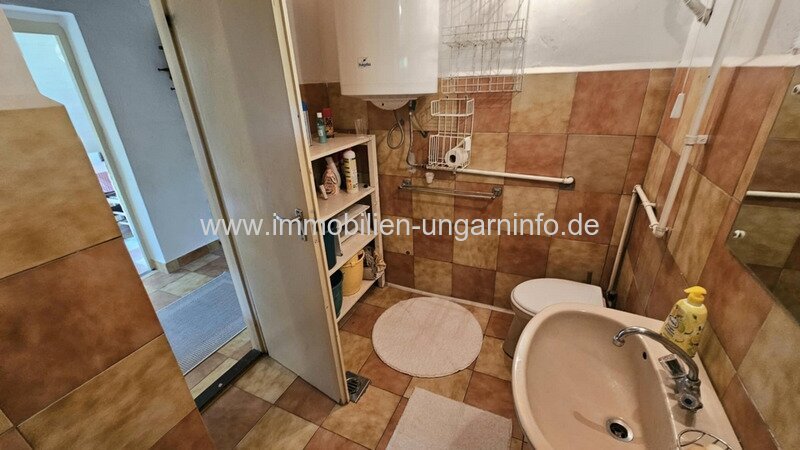 Strandnahes Ferienhaus mit Strohdach in Balatonmáriafürdő zu verkaufen