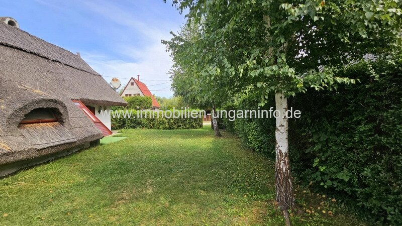 Strandnahes Ferienhaus mit Strohdach in Balatonmáriafürdő zu verkaufen