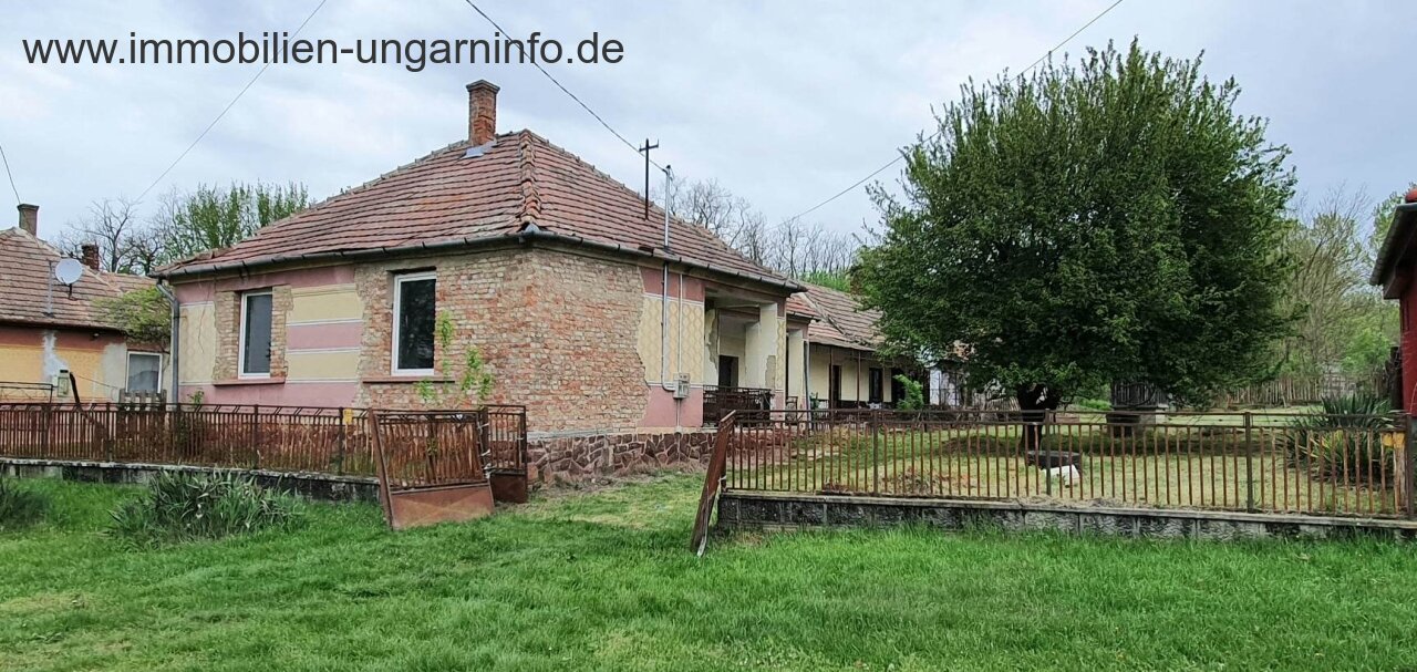 Zu renovierendes Einfamilienhaus in der Nähe des Plattensees mit großem Grundstück