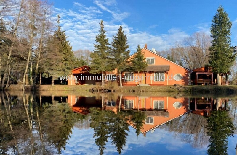 Familienanwesen im Kreis Zala zu verkaufen. Mit Haus am See, Wirtschaftsgebäude, 5,9 Hektar Land. 