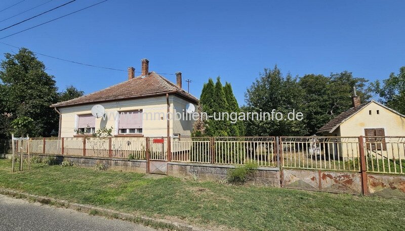 17 km vom Balaton entfernt, sofort bezugsfertiges Einfamilienhaus mit großem Grundstück