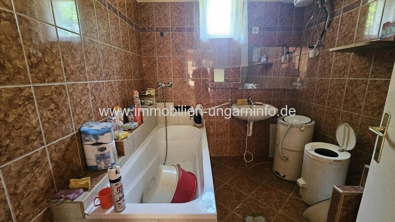 17 km vom Balaton entfernt, sofort bezugsfertiges Einfamilienhaus mit großem Grundstück