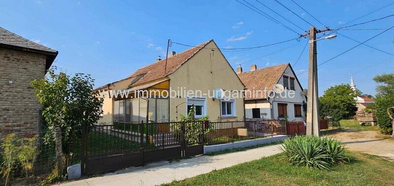 Einfamilienhaus mit 3 Werkstätten für sofortigen Umzug verfügbar