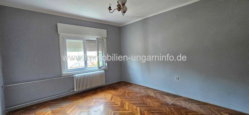 Einfamilienhaus mit 3 Werkstätten für sofortigen Umzug verfügbar