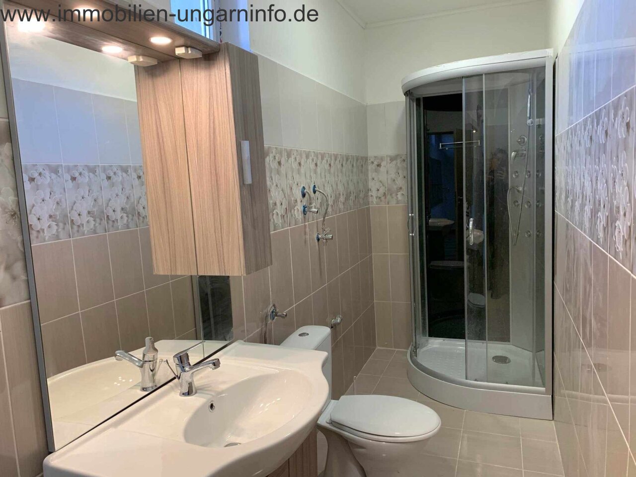 Komplett renoviertes, bezugsfertiges, freistehendes Haus 22 km vom Plattensee entfernt