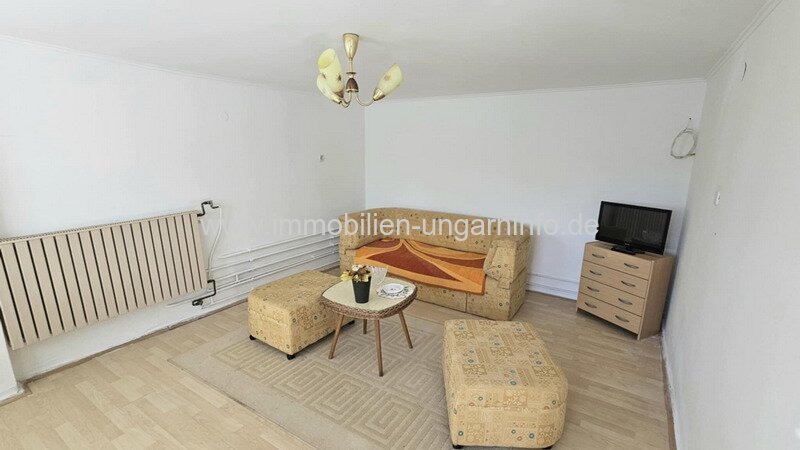 In einer kleinen Stadt, 12 km vom Balaton entfernt, steht ein Einfamilienhaus mit Apartment zum Verkauf