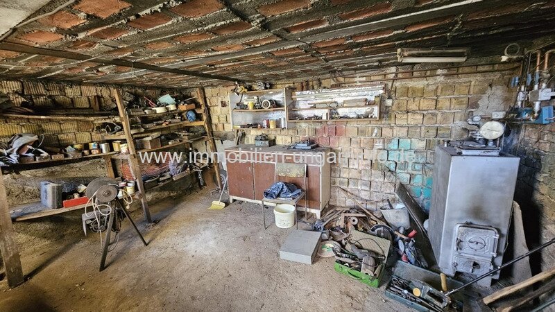 In einer kleinen Stadt, 12 km vom Balaton entfernt, steht ein Einfamilienhaus mit Apartment zum Verkauf