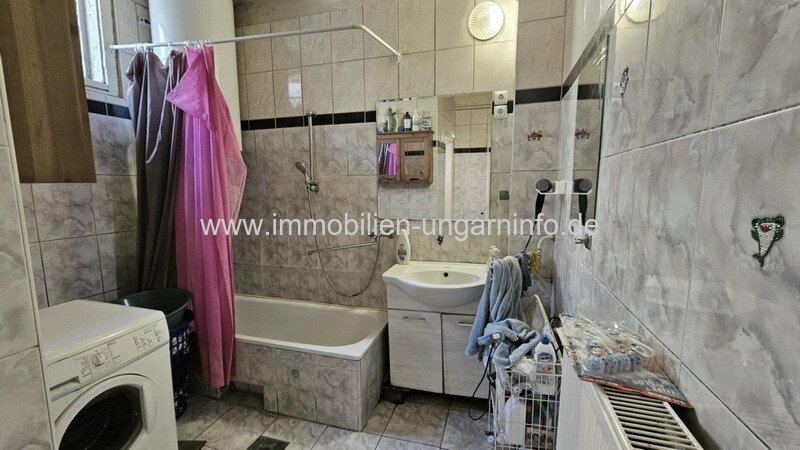 4 km vom Plattensee entfernt 2 Generationen Familienhaus mit Pool zu verkaufen