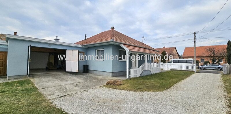 Neuartiges Einfamilienhaus in einer Kleinstadt am Plattensee zu verkaufen