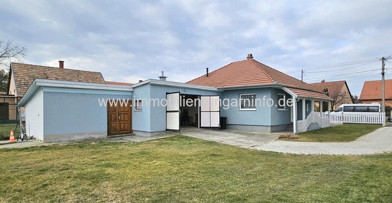 Neuartiges Einfamilienhaus in einer Kleinstadt am Plattensee zu verkaufen