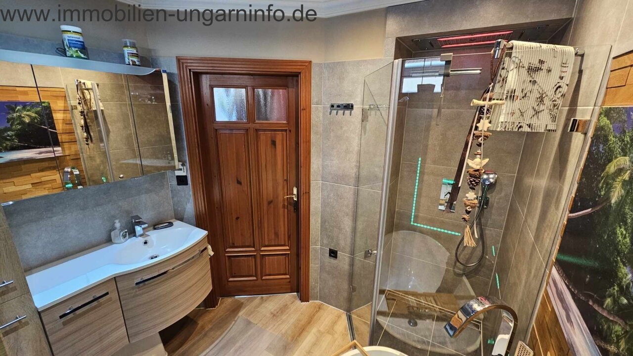 Zwei Häuser auf einem Grundstück