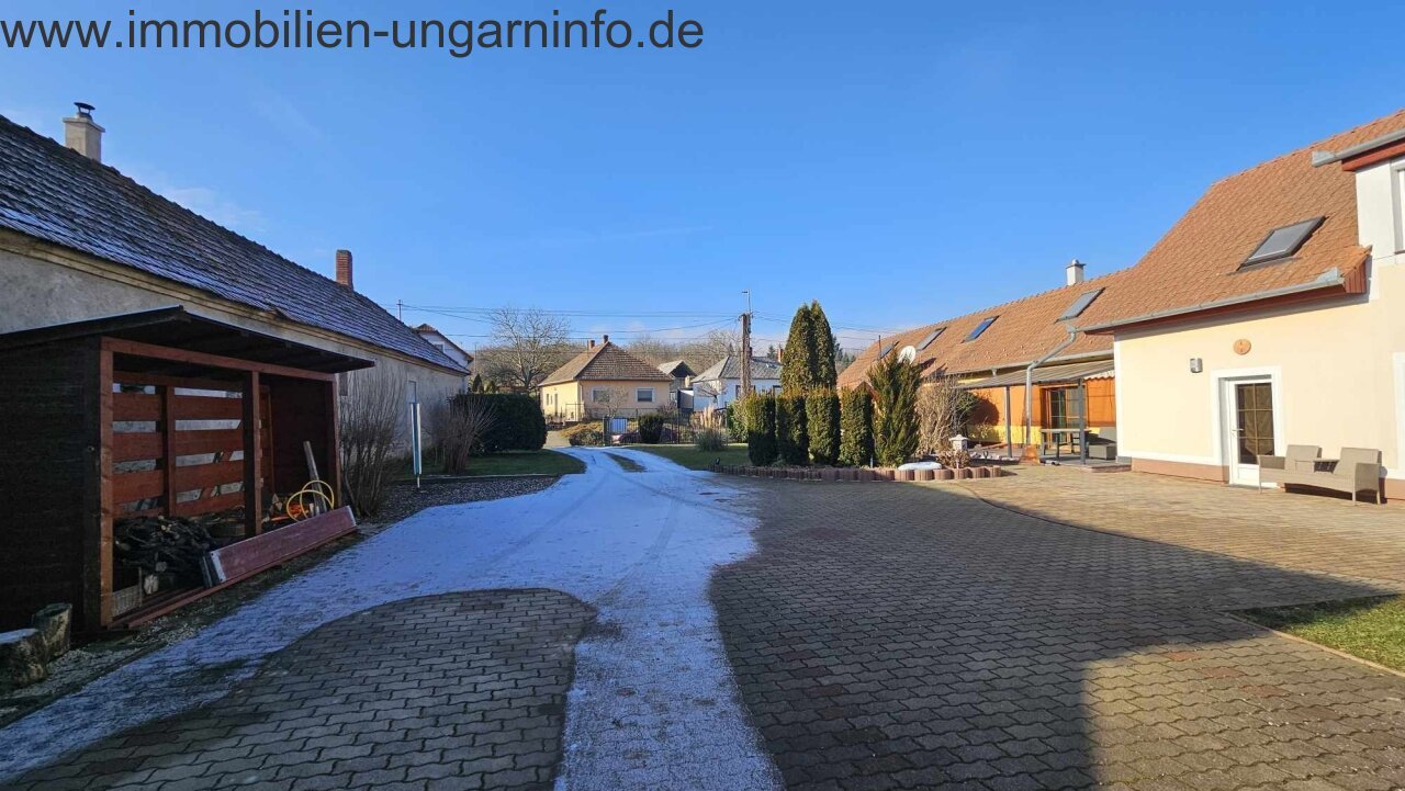 Zwei Häuser auf einem Grundstück