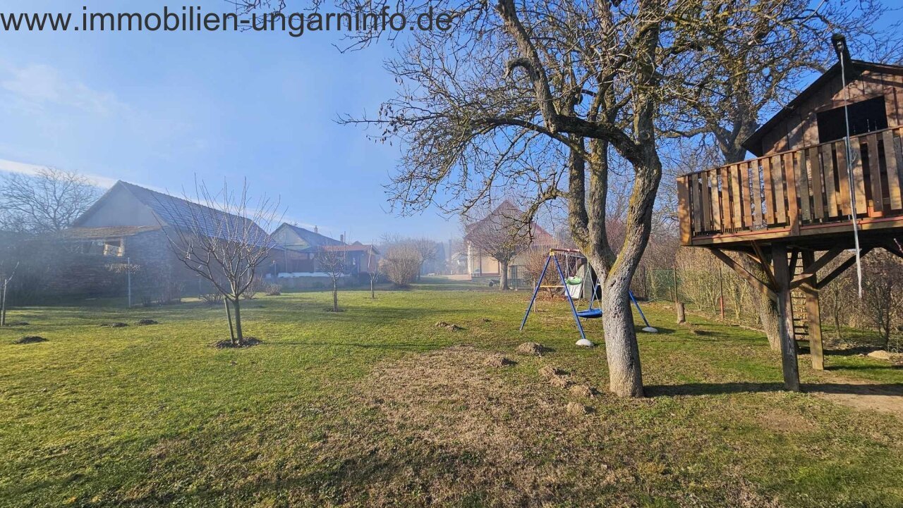 Zwei Häuser auf einem Grundstück