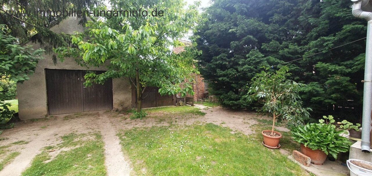 Einfamilienhaus mit Wald in einer Kleinstadt am Plattensee zu verkaufen