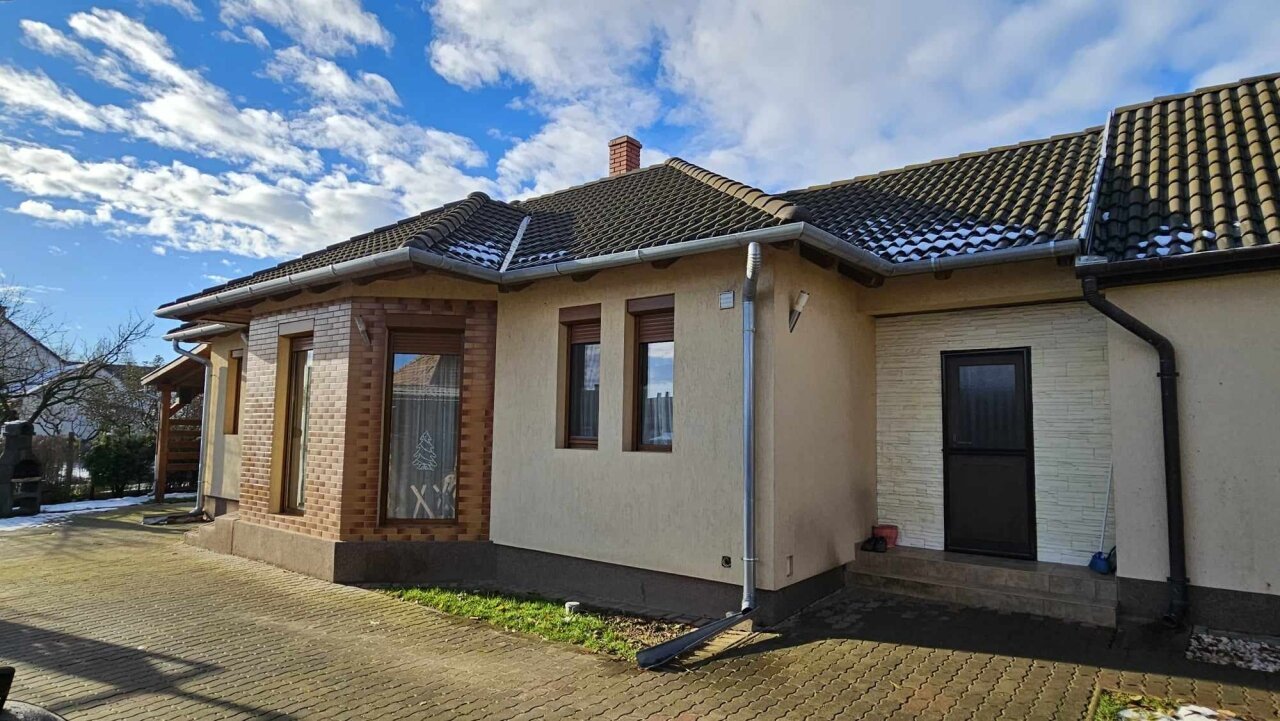 2 Häuser und Apartment auf einem Grundstück in der Nähe des Plattensees zu verkaufen