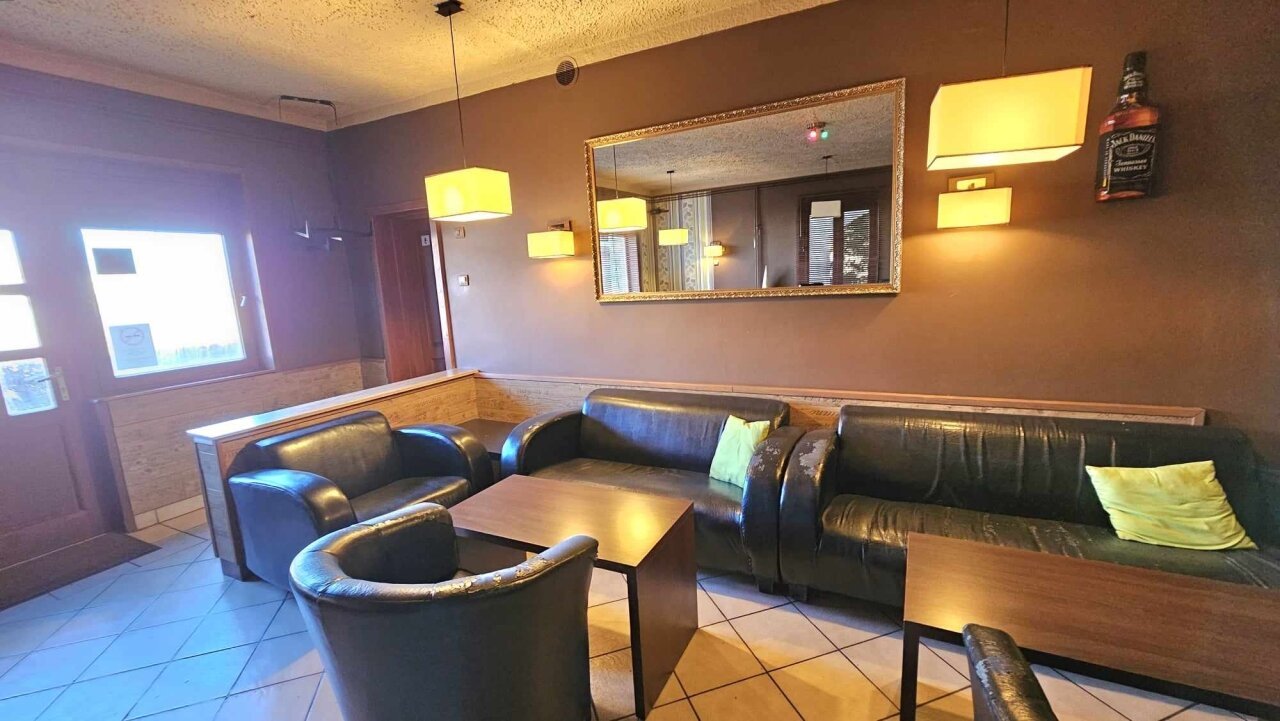 Einfamilienhaus und Geschäftsräume in einem zu verkaufen