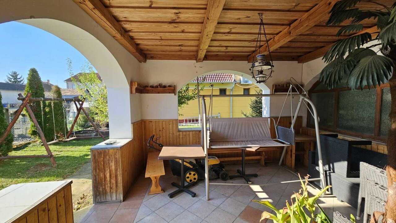 Einfamilienhaus und Geschäftsräume in einem zu verkaufen