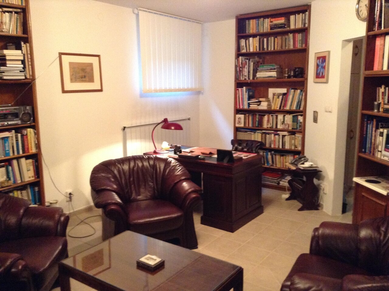 3-stöckiges Haus mit Pool im Donauknie zu verkaufen