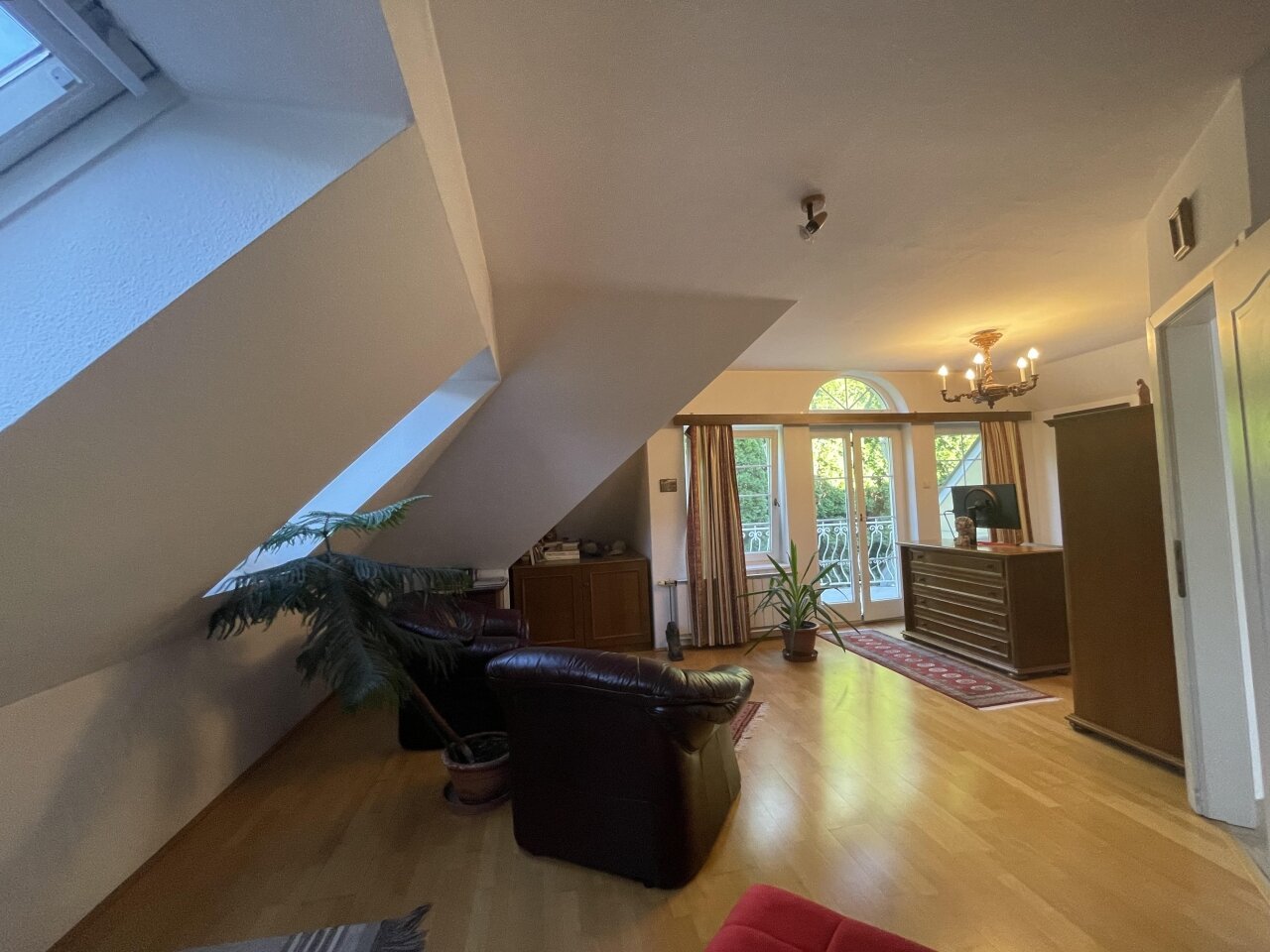 3-stöckiges Haus mit Pool im Donauknie zu verkaufen