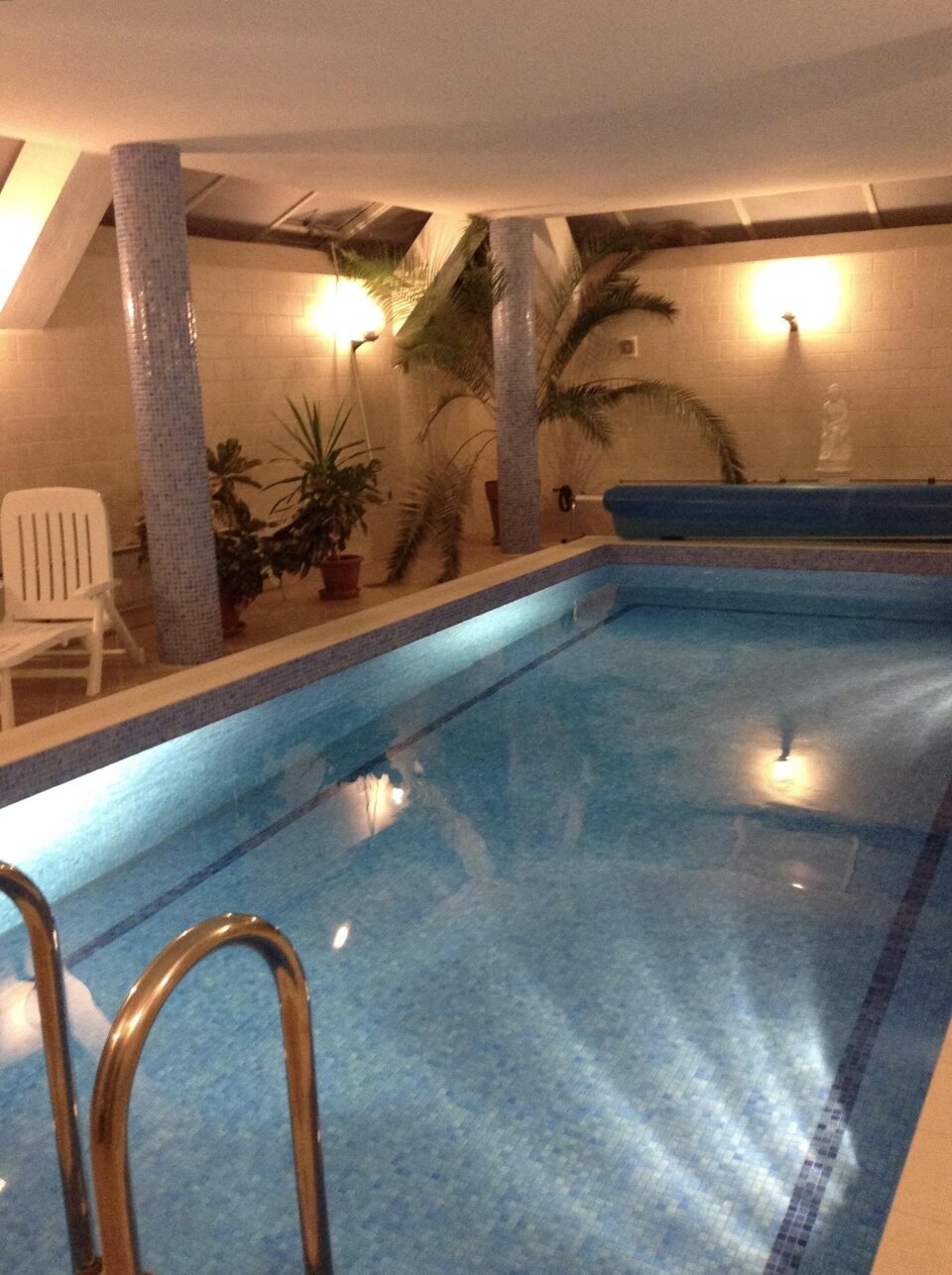 3-stöckiges Haus mit Pool im Donauknie zu verkaufen