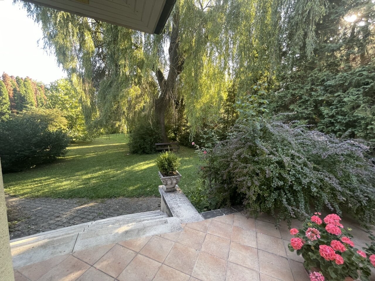 3-stöckiges Haus mit Pool im Donauknie zu verkaufen