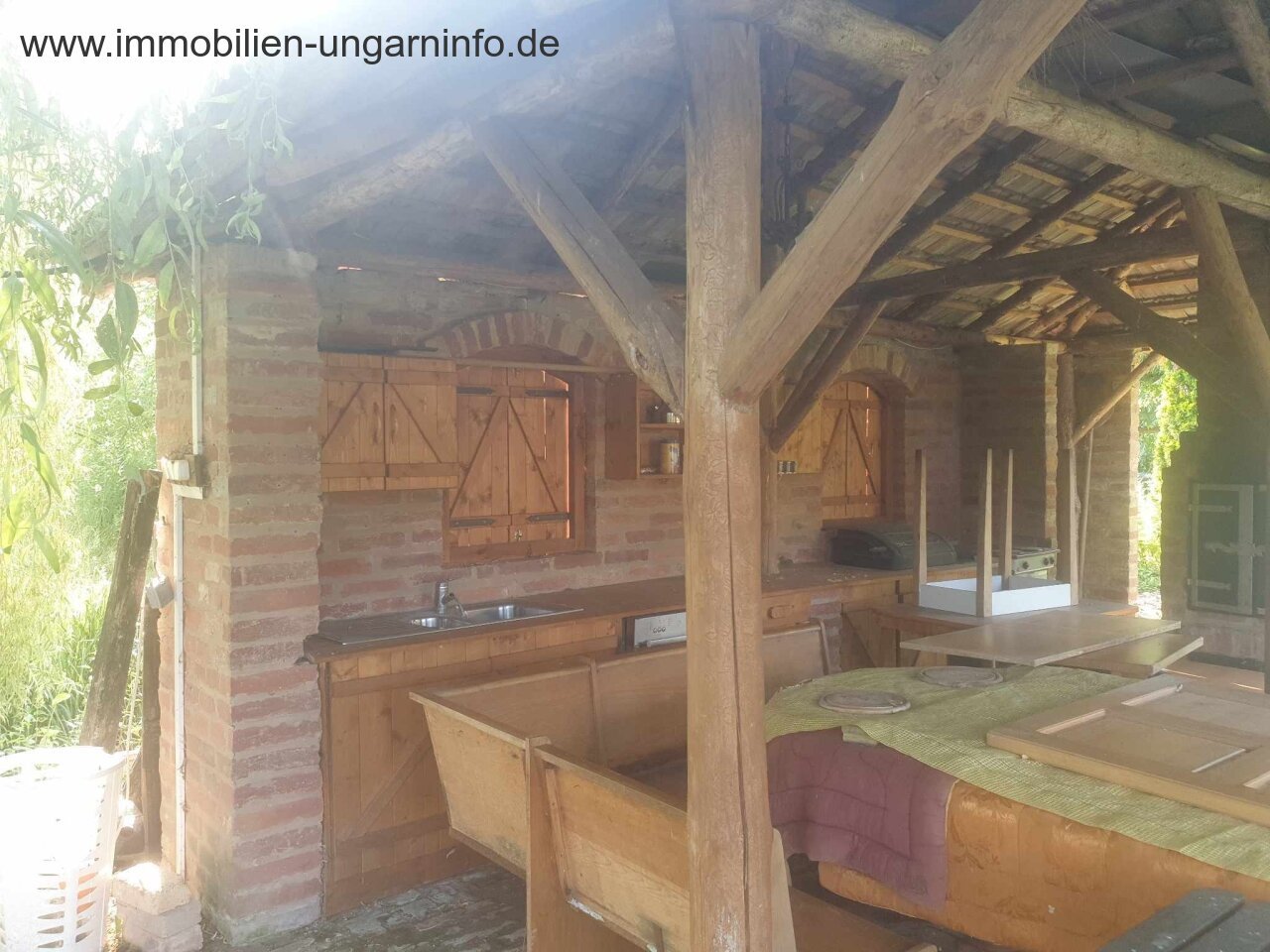 Zu verkaufen 3,2 Hektar großes Familienanwesen mit 3 Häusern, Pool, See, Wald