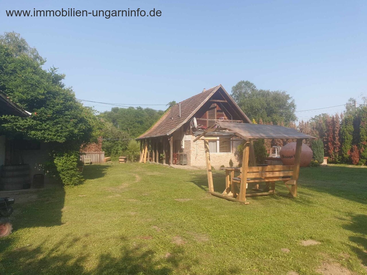 Zu verkaufen 3,2 Hektar großes Familienanwesen mit 3 Häusern, Pool, See, Wald