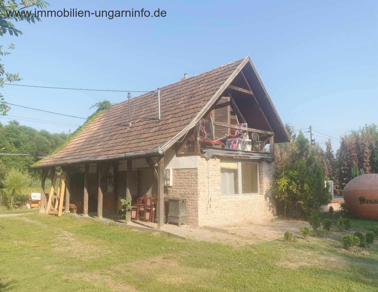 Zu verkaufen 3,2 Hektar großes Familienanwesen mit 3 Häusern, Pool, See, Wald